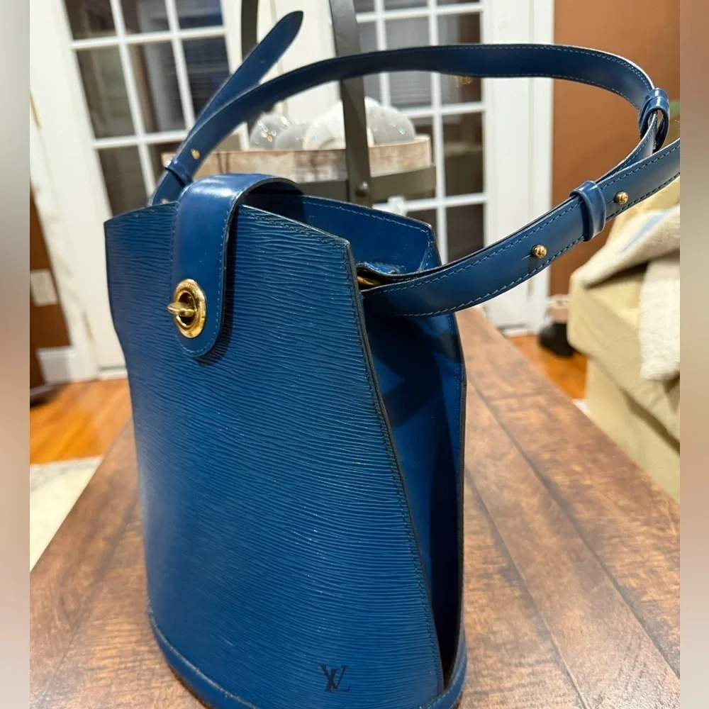 Louis Vuitton M52255 EPi Cluny shoulder Bag